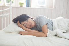 
            更年期は何歳から始まる？つらい症状を抑える対処法について