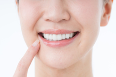 
            歯茎が腫れる...40、50代の更年期と歯周病の関係と予防策