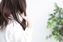 
            分け目が目立ってきた・・・？ つむじ・分け目が薄くなる原因とは？