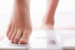 
            更年期に適切なダイエットとは？食べないはNG！更年期太りの解消法