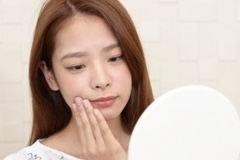 
            「シワ・たるみ・クマ」悩みが交錯する目もとのケアを徹底解明!
